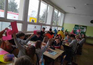 Wspólne zajęcia pierwszaków i ósmoklasistów.