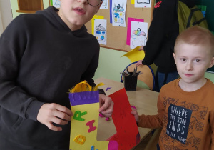 Uczeń klasy ósmej ze swoim szkolnym braciszkiem.