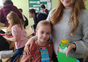Uczennica klasy ósmej ze swoją szkolną siostrzyczką.