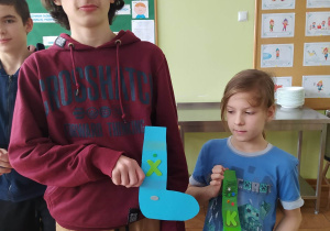 Ósmoklasista ze szkolnym braciszkiem.