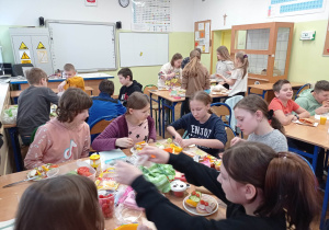 Robienie kanapek bardzo pochłonęło uczniów klasy 5b.