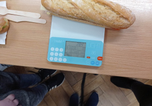 Ważenie kanapek.