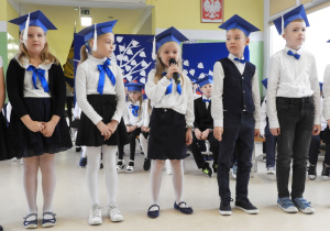 Uczniowie recytują wiersze