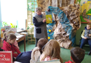 Pani bibliotekarka opowiada uczniom o książce