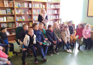 Uczniowie klasy pierwszej z Panią bibliotekarką