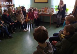 Pani bibliotekarka czyta uczniom książkę