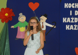 Królowa Śniegu - Izabela Adamus - umiliła czas śpiewając zimową piosenkę.