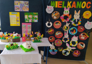 Wielkanocna dekoracja szkolnego korytarza.