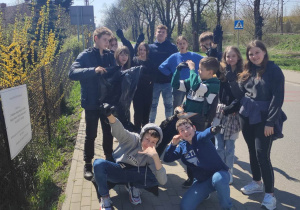 Klasa 6a sprzątająca ulicę Kolejową.