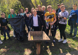 Klasa 6b sprzątająca park.