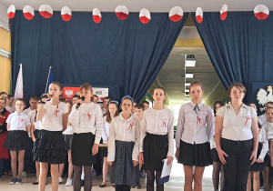 Występ szkolnego chóru.