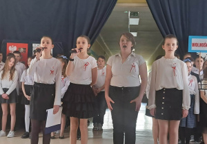 Solistki szkolnego chóru.