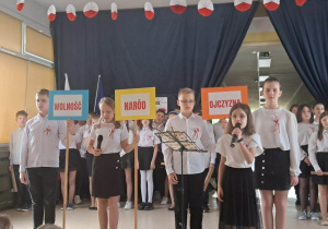 Uczniowie w czasie wykonywania piosenki "Wolność" Marka Grechuty.