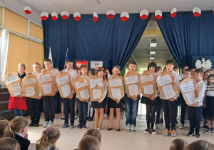 Uczniowie klasy 5b podczas odczytywania artykułów Konstytucji 3 Maja.