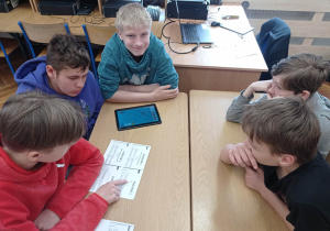 Uczniowie 7a pracują nad zaprogramowaniem drogi robota.