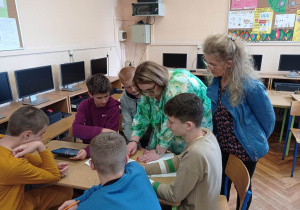 Dyrekcja szkoły i zaproszeni nauczyciele z ciekawością obserwują pracę uczniów.