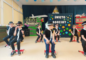 Uczniowie podczas występów tanecznych.
