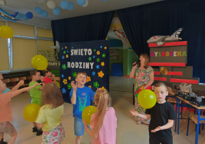 Zabawy z balonami.