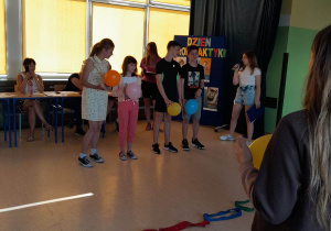Zabawa - przerzucanie balonów.