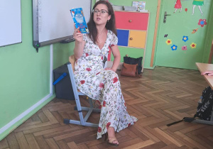 Pani Justyna Najder czyta uczniom klasy 2a.