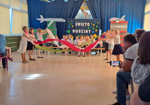 Tańce z szarfami.