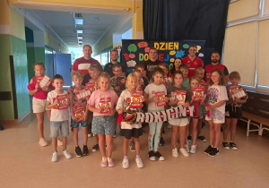 Wspólne zdjęcie uczniów z reprezentantami klubu