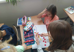 Wspólna praca nad logicznym zadaniem.