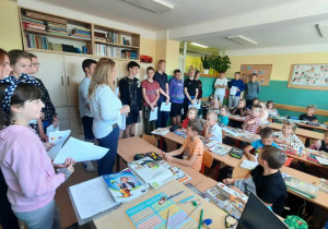Klasa 8a odwiedziła pierwszoklasistów.