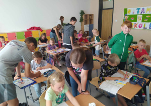 Klasa 8b integruje się z pierwoklasistami.
