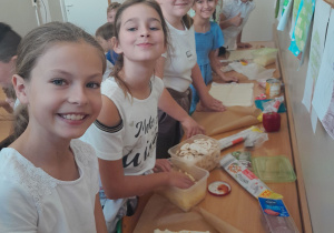 Uczennicy klasy 4 przygotowują pizzę.