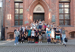 Wspólna fotografia przed domem Mikołaja Kopernika.