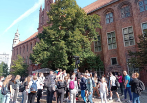 Zwiedzanie Rynku Staromiejskiego w Toruniu.