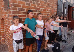 Uczniowie podczas testu "prawości" przy Krzywej Wieży.