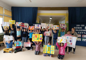 Klasa 4b ze swoimi labookami.