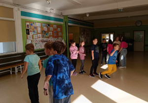 Zacięta rywalizacja podczas matematycznego wyścigu rzędów.