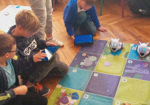 Uczniowie klasy 4 programują Photony