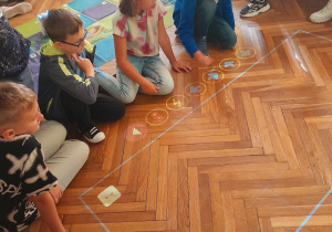 Uczniowie korzystają z podłogi interaktywnej