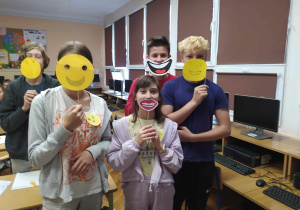 Uśmiechnięta maska -klasa 8a.