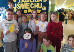 Uczniowie przy Tablicy Uśmiechu.