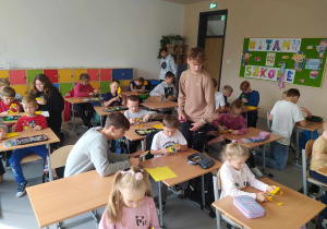 Klasa 8b pomaga uczniom klasy 1a.