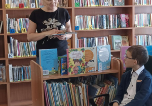 Pani Bibliotekarka czyta książkę