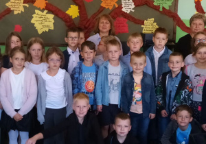 Wspólne zdjęcie z wychowawczynią i panią bibliotekarką
