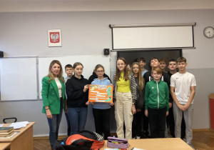 Klasa 8b ze swoim plakatem dotyczącym ogórka.
