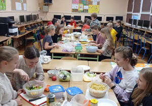 Klasa 6b na godzinie wychowawczej przygotowywała zdrowe sałatki.