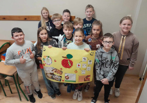 Klasa 4a ze swoją pracą na temat jabłek.