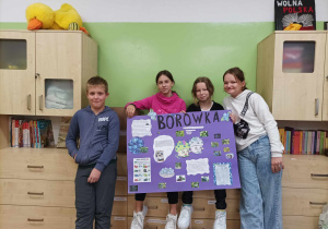 Klasa 5a wykonała plakat o borówce.