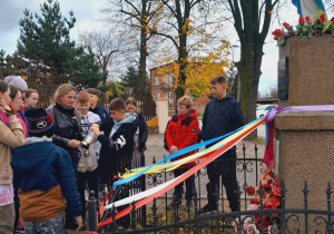 Uczeń rozpala znicz
