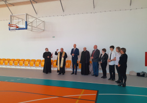 Biskup święci halę sportową