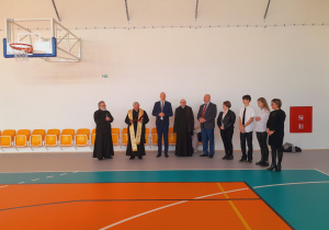 Pani dyrektor, przedstawiciele władz lokalny, biskup na hali sportowej