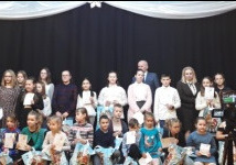 Uczniowie naszejszkoły obierają nagrody za udział w konkursie "Anioł z przesłaniem".